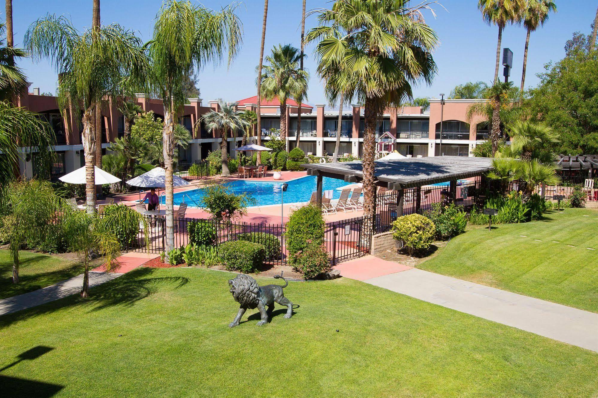 Hourglass Hotel, Ascend Collection 3*